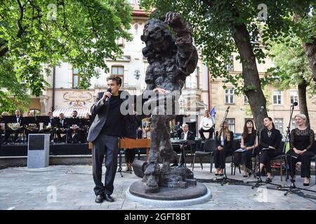 Lviv, Ukraine. 26th Aug, 2021. Austrian sculptor Sebastian Schweikert speaks during the unveiling of a sculpture by Franz Xaver Mozart in Lviv. The 5th LvivMozArt International Festival of Classical Music has started in Lviv. On the occasion of the 230th anniversary of Franz Xaver Mozart (composer, musician of Lviv and inspirer of the festival), his allegorical sculpture was installed in the city. The monument to the composer was created by the Austrian sculptor Sebastian Schweikert. (Photo by Pavlo Palamarchuk/SOPA Images/Sipa USA) Credit: Sipa USA/Alamy Live News Stock Photo