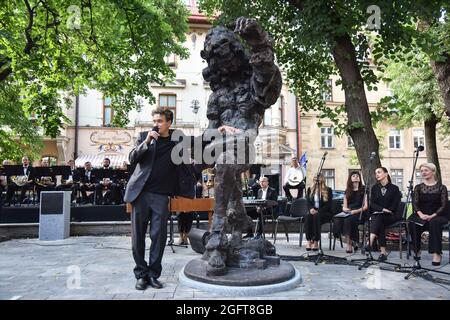 Lviv, Ukraine. 26th Aug, 2021. Austrian sculptor Sebastian Schweikert speaks during the unveiling of a sculpture by Franz Xaver Mozart in Lviv. The 5th LvivMozArt International Festival of Classical Music has started in Lviv. On the occasion of the 230th anniversary of Franz Xaver Mozart (composer, musician of Lviv and inspirer of the festival), his allegorical sculpture was installed in the city. The monument to the composer was created by the Austrian sculptor Sebastian Schweikert. Credit: SOPA Images Limited/Alamy Live News Stock Photo