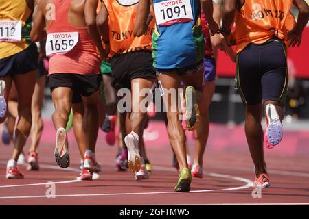 Tokio, Japan. 27th Aug, 2021. Paralympics: Athletics, 5000 m, men, final, at the Olympic Stadium. The runners in action. Credit: Marcus Brandt/dpa/Alamy Live News Stock Photo