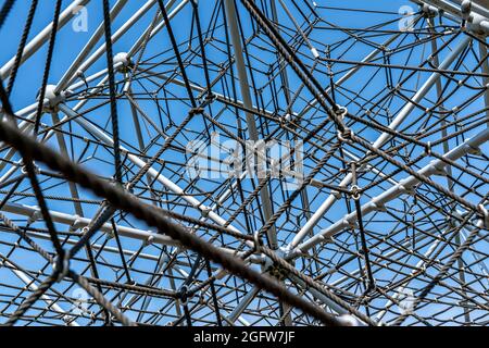 Klettergerüst, Kletterpyramide, Symbolbild Netzwerk, Vernetzung, Knotenpunkt, Verknüpfung, Stock Photo