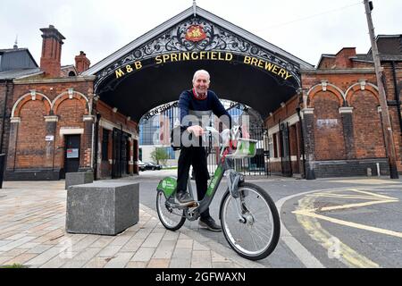British cycling legend Hugh Porter aged 81 riding a West Midlands Cycle Hire bike in his home town of Wolverhampton. Hugh was four time World Pursuit Stock Photo