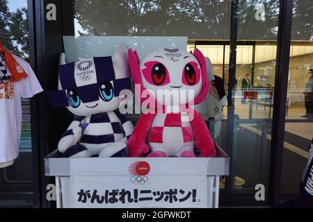 Tokio, Japan. 27th Aug, 2021. Figure Miraitowa (l), official mascot of the Tokyo 2020 Summer Olympics, and Someity, official mascot of the Paralympics, face a deal. Credit: Marcus Brandt/dpa/Alamy Live News Stock Photo