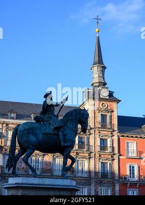 Equestrian statue of Philip III with the Casa de la Panaderia in the background in the Plaza Mayor, central Madrid, Spain. Stock Photo