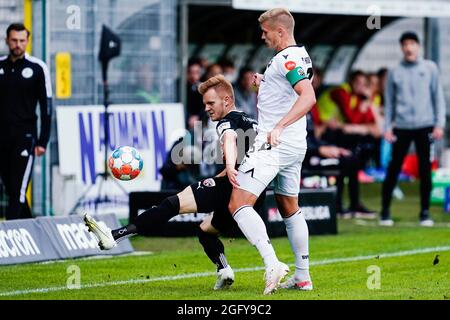 Sandhausen, Germany. 27th Aug, 2021. Football: 2nd Bundesliga, SV Sandhausen - FC Ingolstadt 04, Matchday 5, Hardtwaldstadion. Ingolstadt's Christian Gebauer (l) and Sandhausen's Aleksandr Zhirov fight for the ball. Credit: Uwe Anspach/dpa - IMPORTANT NOTE: In accordance with the regulations of the DFL Deutsche Fußball Liga and/or the DFB Deutscher Fußball-Bund, it is prohibited to use or have used photographs taken in the stadium and/or of the match in the form of sequence pictures and/or video-like photo series./dpa/Alamy Live News Stock Photo