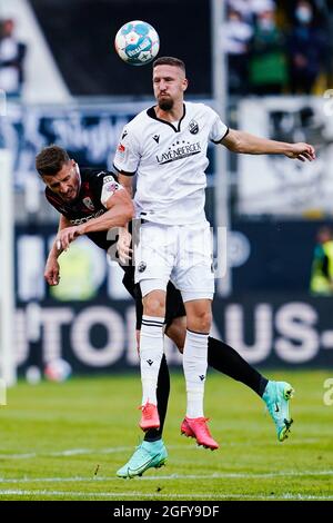 Sandhausen, Germany. 27th Aug, 2021. Football: 2nd Bundesliga, SV Sandhausen - FC Ingolstadt 04, Matchday 5, Hardtwaldstadion. Ingolstadt's Stefan Kutschke (l) and Sandhausen's Janik Bachmann fight for the ball. Credit: Uwe Anspach/dpa - IMPORTANT NOTE: In accordance with the regulations of the DFL Deutsche Fußball Liga and/or the DFB Deutscher Fußball-Bund, it is prohibited to use or have used photographs taken in the stadium and/or of the match in the form of sequence pictures and/or video-like photo series./dpa/Alamy Live News Stock Photo