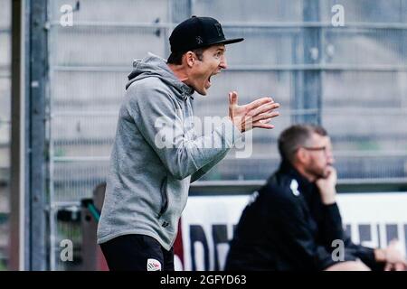 Sandhausen, Germany. 27th Aug, 2021. Football: 2. Bundesliga, SV Sandhausen - FC Ingolstadt 04, Matchday 5, Hardtwaldstadion. Ingolstadt coach Roberto Pätzold gives instructions. Credit: Uwe Anspach/dpa - IMPORTANT NOTE: In accordance with the regulations of the DFL Deutsche Fußball Liga and/or the DFB Deutscher Fußball-Bund, it is prohibited to use or have used photographs taken in the stadium and/or of the match in the form of sequence pictures and/or video-like photo series./dpa/Alamy Live News Stock Photo