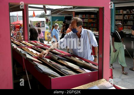 Lisbon, Portugal. 27th Aug, 2021. People visit the Lisbon Book Fair 2021 during the Covid-19 Coronavirus pandemic in Lisbon, Portugal on August 27, 2021. The 91st edition of the Lisbon Book Fair, will be held from August 26 to September 12 with safety measures to help prevent the spread of the COVID-19 disease. (Credit Image: © Pedro Fiuza/ZUMA Press Wire) Stock Photo