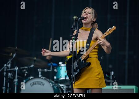 Leeds , UK. 27 Aug 2021, Ellie Rowsell singer-songwriter and  Guitarist  with Wolf Alice  at Leeds Festival 2021 Bramham Park Credit: Jason Richardson/Alamy Live News Stock Photo