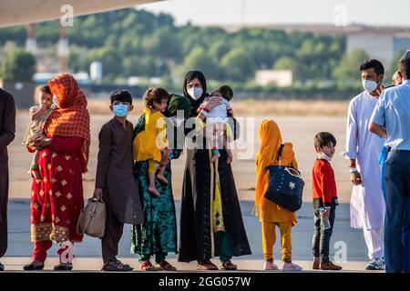 Madrid, Spain. 27th Aug, 2021. Afghan people disembarking from the last plane with evacuees from Afghanistan in the Military Air Base of Torrejon. Spain has concluded the evacuation of its citizens and Afghan people from Kabul a day after the attacks in Kabul airport. Credit: Marcos del Mazo/Alamy Live News Stock Photo