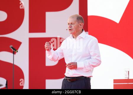 Berlin, Germany. 27th Aug, 2021. Candidate for Chancellor of the Social Democratic Party (SPD) Olaf Scholz delivers a speech during an election rally for Germany's federal elections in Berlin, capital of Germany, on Aug. 27, 2021. One month before federal elections in Germany, the Social Democratic Party (SPD) caught up with the conservative union (CDU/CSU), according to the Politbarometer published by public broadcaster ZDF on Friday. Credit: Stefan Zeitz/Xinhua/Alamy Live News Stock Photo