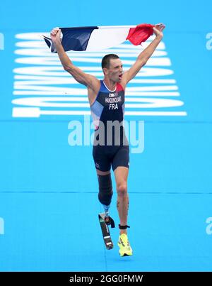 France's Alexis Hanquinquant celebrates winning the Men's PTS4 Para ...