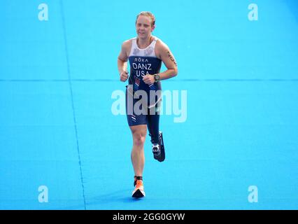 USA's Hailey Danz coming home to win silver in the Women's PTS2 Triathlon at the Odaiba Marine Park during day four of the Tokyo 2020 Paralympic Games in Japan. Picture date: Saturday August 28, 2021. Stock Photo