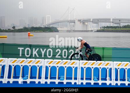 USA's Hailey Danz competes in the Women's PTS2 Triathlon at the Odaiba Marine Park during day four of the Tokyo 2020 Paralympic Games in Japan. Picture date: Saturday August 28, 2021. Stock Photo