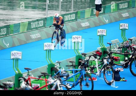 USA's Hailey Danz competes in the Women's PTS2 Triathlon at the Odaiba Marine Park during day four of the Tokyo 2020 Paralympic Games in Japan. Picture date: Saturday August 28, 2021. Stock Photo