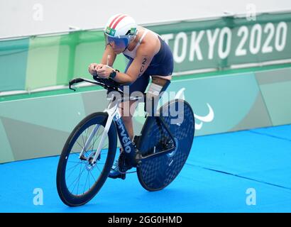 USA's Hailey Danz competes in the Women's PTS2 Triathlon at the Odaiba Marine Park during day four of the Tokyo 2020 Paralympic Games in Japan. Picture date: Saturday August 28, 2021. Stock Photo