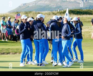 Team USA's Captain Sarah Ingram and her team on the 16th green to celebrate with Allisen Corpuz and  Rose Zhang after their 3&2 win during the 2021 Cu Stock Photo