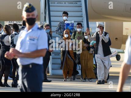 Madrid, Spain. 27th Aug, 2021. People evacuated from Afghanistan arrive at a military airport in Madrid, Spain, on Aug. 27, 2021. The Spanish government said on Friday that it had concluded its operation to evacuate Spaniards and Afghans who had worked with Spanish authorities in Afghanistan. The last Spanish flight from Kabul was due to land at the military airport at Torrejon de Ardoz in Madrid Friday evening, taking the number of Afghans evacuated by the Spanish to 2,206, according to Spanish Prime Minister Pedro Sanchez. Credit: Gustavo Valiente/Xinhua/Alamy Live News Stock Photo