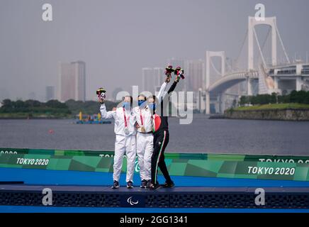 USA's Hailey Danz with silver (left), USA's Allysa Seely with gold and Italy's Veronica Yoko Plebani with bronze on the podium after the Women's PTS2 Triathlon at the Odaiba Marine Park during day four of the Tokyo 2020 Paralympic Games in Japan. Picture date: Saturday August 28, 2021. Stock Photo