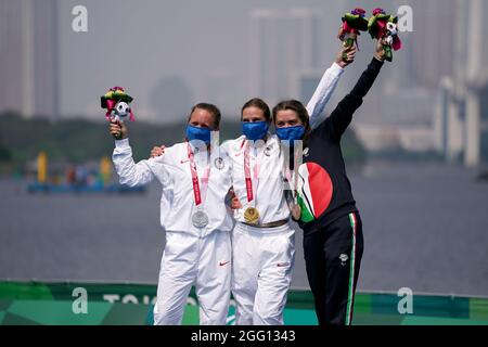 USA's Hailey Danz with silver (left), USA's Allysa Seely with gold and Italy's Veronica Yoko Plebani with bronze on the podium after the Women's PTS2 Triathlon at the Odaiba Marine Park during day four of the Tokyo 2020 Paralympic Games in Japan. Picture date: Saturday August 28, 2021. Stock Photo