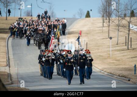 The U.S. Army Honor Guard, The 3d U.S. Infantry Regiment (The Old Guard) Caisson Platoon, and The U.S. Army Band, “Pershing’s Own”, conduct the funeral of U.S. Army Sgt. 1st Class Mihail Golin in Section 60 of Arlington National Cemetery, Arlington, Virginia, Jan. 22, 2018. Golin, an 18B Special Forces Weapons Sergeant assigned to 10th Special Forces Group (Airborne) died Jan. 1, 2018, as a result of wounds sustained while engaged in combat operations in Nangarhar Province, Afghanistan.  Golin deployed to Afghanistan in September 2017 with the 2nd Battalion, 10th Special Forces Group, in suppo Stock Photo
