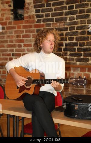 Valentin Kuhn bei den Proben zur 4. Windflüchter Charity Gala zu Gunsten der Stiftung ‚Betroffen‘ im Carl-Wilhelm-Scheele-Saal – HOTEL SCHEELEHOF.Stra Stock Photo