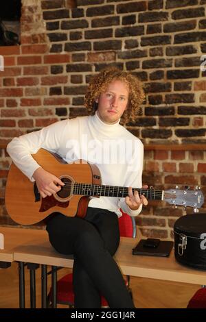 Valentin Kuhn bei den Proben zur 4. Windflüchter Charity Gala zu Gunsten der Stiftung ‚Betroffen‘ im Carl-Wilhelm-Scheele-Saal – HOTEL SCHEELEHOF.Stra Stock Photo