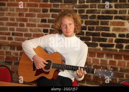 Valentin Kuhn bei den Proben zur 4. Windflüchter Charity Gala zu Gunsten der Stiftung ‚Betroffen‘ im Carl-Wilhelm-Scheele-Saal – HOTEL SCHEELEHOF.Stra Stock Photo