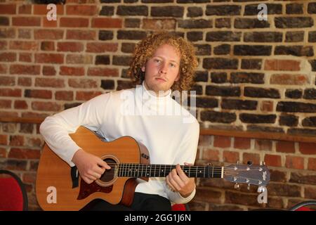 Valentin Kuhn bei den Proben zur 4. Windflüchter Charity Gala zu Gunsten der Stiftung ‚Betroffen‘ im Carl-Wilhelm-Scheele-Saal – HOTEL SCHEELEHOF.Stra Stock Photo