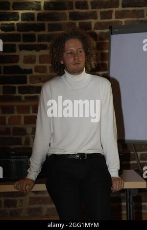 Valentin Kuhn bei den Proben zur 4. Windflüchter Charity Gala zu Gunsten der Stiftung ‚Betroffen‘ im Carl-Wilhelm-Scheele-Saal – HOTEL SCHEELEHOF.Stra Stock Photo