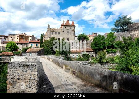 Village de Saint Amant Tallende, bridge on river Monne and the castle of Murol in Saint Amant, Puy de Dome, Auvergne Rhone Alpes, France Stock Photo