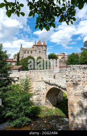 Village de Saint Amant Tallende, bridge on river Monne and the castle of Murol in Saint Amant, Puy de Dome, Auvergne Rhone Alpes, France Stock Photo