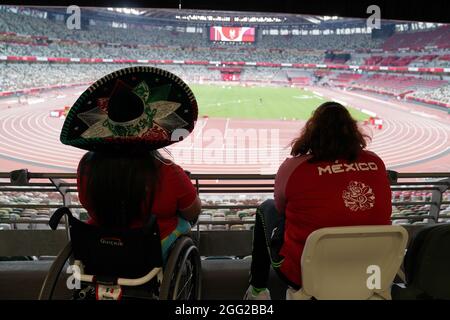 Tokio, Japan. 28th Aug, 2021. Paralympics: Athletics, at the Olympic Stadium. People watch the athletics competitions. Credit: Marcus Brandt/dpa/Alamy Live News Stock Photo