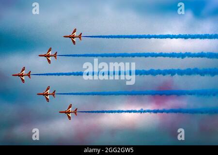 Sidmouth, Devon, UK. 27th Aug 2021.  The RAF Red Arrows perform a colourful display over Sidmouth, Devon. Credit: Ian Williams/Alamy Live News Stock Photo