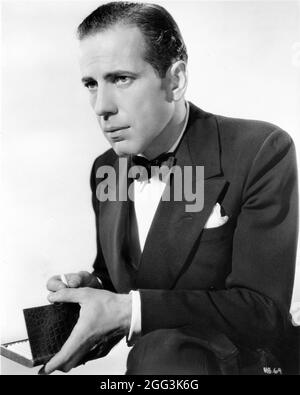 humphrey bogart cigarette case Humphrey bogart cigarette hi-res stock photography and images