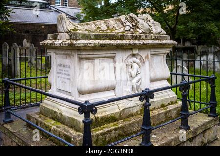 John Bunyan's grave and tomb in Bunhill Fields Burial Ground in the City of London. Bunyan 1628-1688 was the author of The Pilgrim's Progress. Stock Photo