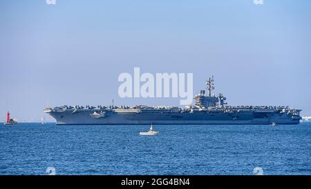 YOKOSUKA, Japan (Aug. 28, 2021) — The Nimitz-class aircraft carrier, USS Carl Vinson (CVN 70), navigates Tokyo Bay on the way to Commander, Fleet Activities Yokosuka for a scheduled port visit. Carl Vinson, homeported in San Diego, Calif., and the accompanying Carrier Strike Group (CSG 1), are on a rotational deployment in the U.S. 7th Fleet area of operations to enhance interoperability with partners and serve as a ready-response force in support of a free and open Indo-Pacific region. (U.S. Navy photo by Mass Communication Specialist 1st Class Ian Cotter) Stock Photo