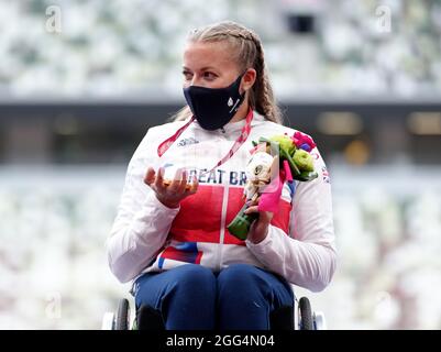 Great Britain's Hannah Cockroft with her gold medal after winning the Women's 100 metres - T34 final at the Olympic Stadium during day five of the Tokyo 2020 Paralympic Games in Japan. Picture date: Sunday August 29, 2021. Stock Photo