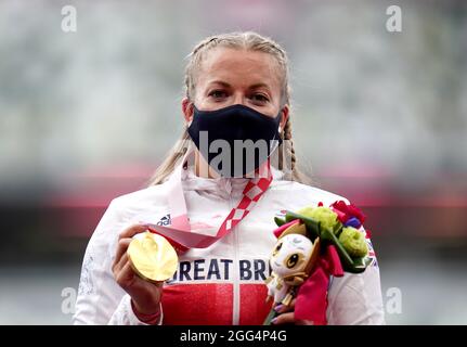 Great Britain's Hannah Cockroft with her gold medal after winning the Women's 100 metres - T34 final at the Olympic Stadium during day five of the Tokyo 2020 Paralympic Games in Japan. Picture date: Sunday August 29, 2021. Stock Photo