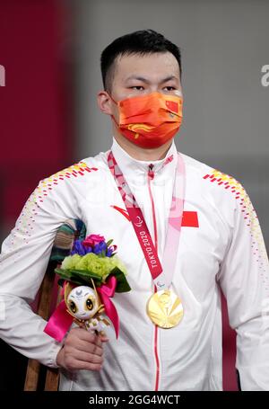 China's Shuo Yan with his gold medal after winning the Men's Singles - Class seven at the Tokyo Metropolitan Gymnasium during day five of the Tokyo 2020 Paralympic Games in Japan. Picture date: Sunday August 29, 2021. Stock Photo