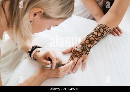 Indian wedding clip art of bride hands with stylish decorative henna mehandi  designed in the palm. Black and white line drawing illustration of bride  hands line art. Stock Vector | Adobe Stock