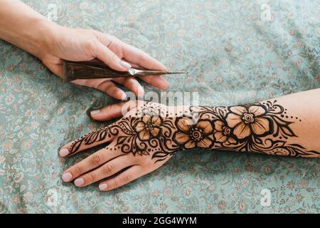 Mehndi tattoo hi-res stock photography and images - Page 7 - Alamy