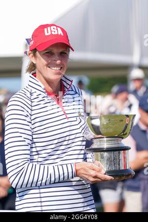 Team USA's Captain Sarah Ingram holds the Curtis Cup Trophy after winning the match 12.5 to 7.5 after the 2021 Curtis Cup Day 3 - Singles at Conwy Gol Stock Photo