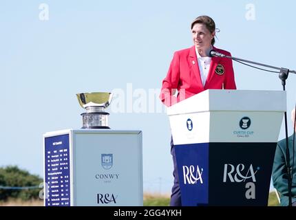 Team USA's Captain Sarah Ingram gives an acceptance speak after her sides 12.5 to 7.5 victory in the 2021 Curtis Cup Day 3 - Singles at Conwy Golf Clu Stock Photo