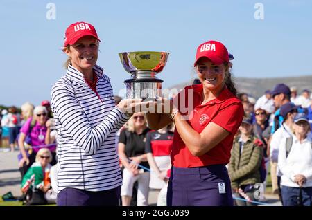 Team USA's Captain Sarah Ingram poses with Team USA's Rachel Kuehn holding the Curtis Cup Trophy after her sides 12.5 50 7.5 victory over Team GB&I af Stock Photo