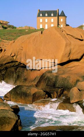 FRANCE. BRITTANY REGION. COTES D'ARMOR (22) PINK GRANITE COAST. POINTE DE SQUEWEL. HOUSE NEAR THE MEAN RUZ LIGHTHOUSE BUILT OF GRANITE FROM PLOUMANAC' Stock Photo