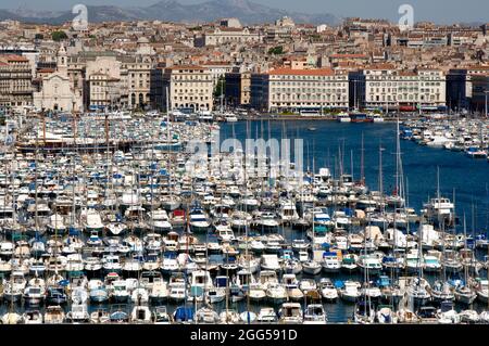 FRANCE. PROVENCE REGION. BOUCHES-DU-RHONE (13) MARSEILLE, THE OLD PORT SEEN FROM THE ENTRY TO THE PORT Stock Photo