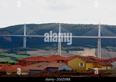 FRANCE. AVEYRON (12) MILLAU. LE VIADUCT ON HIGHWAY A75 BUILT ABOVE THE TARN RIVER, BETWEEN THE CAUSSES DE SAUVETERRE AND  LARZAC (ARCHITECT: LORD NORM Stock Photo
