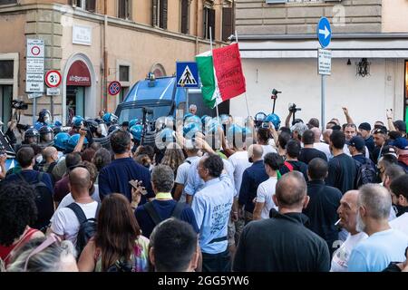 Rome Italy. August 28, 2021. Moments of tension between the police and demonstrators during the demonstration organized to protest against the health card, greenpass, in Piazza del Popolo. Credit: Cosimo Martemucci/Alamy Live News Stock Photo