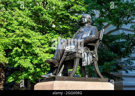 Statue of American philanthropist George Peabody by William Wetmore Story outside the Royal Exchange, Bank, London, UK Stock Photo