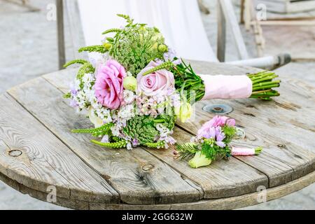 Wedding bouquet with roses, chrysanthemum and Anthriscus sylvestris. Party decor Stock Photo